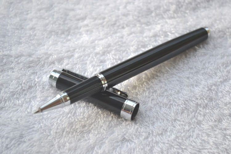 So sánh bút bi kim loại cao cấp và bút bi thông thường